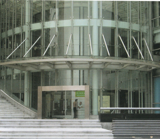 旋轉(zhuǎn)門與工業(yè)門 功能、差異與應(yīng)用場景解析